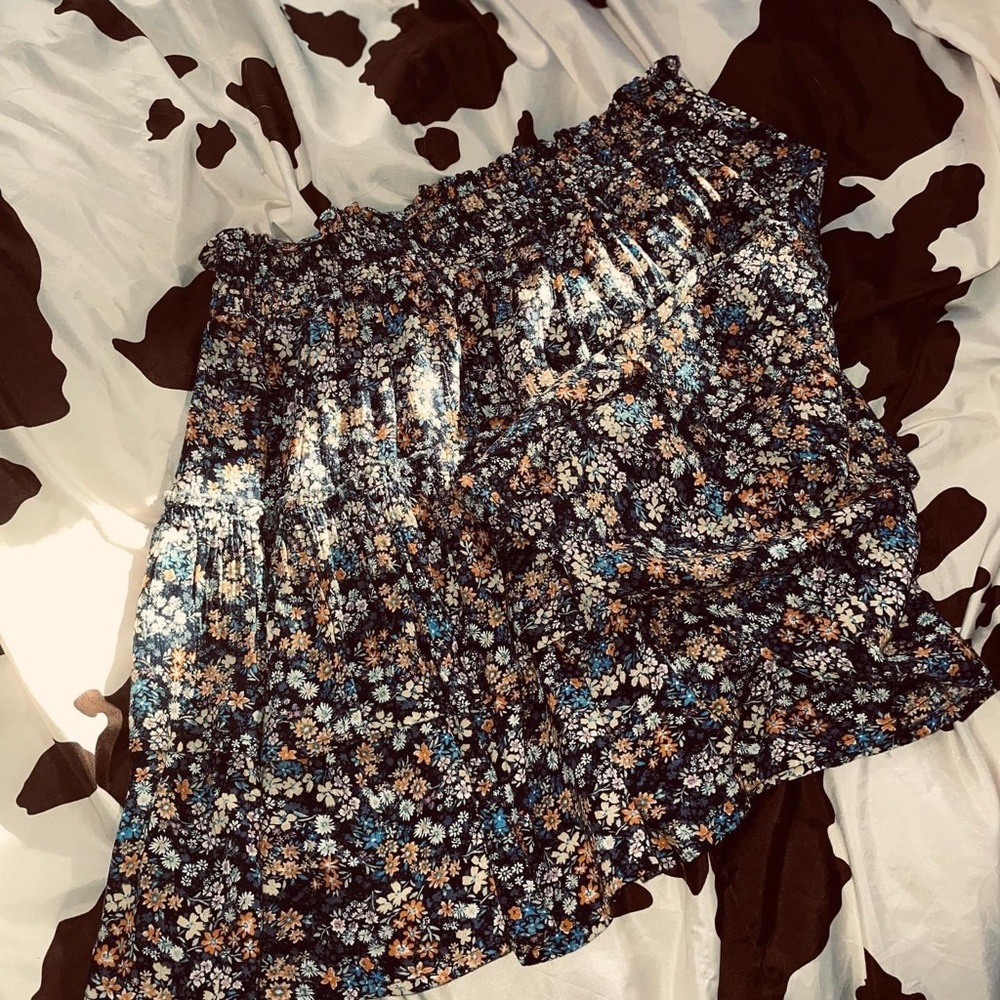 Flowy, floral print ruffle short skirt